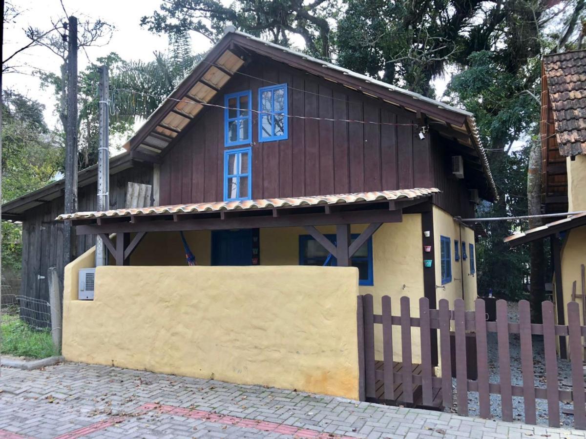 Chales No Centro De Bombinhas Exteriör bild
