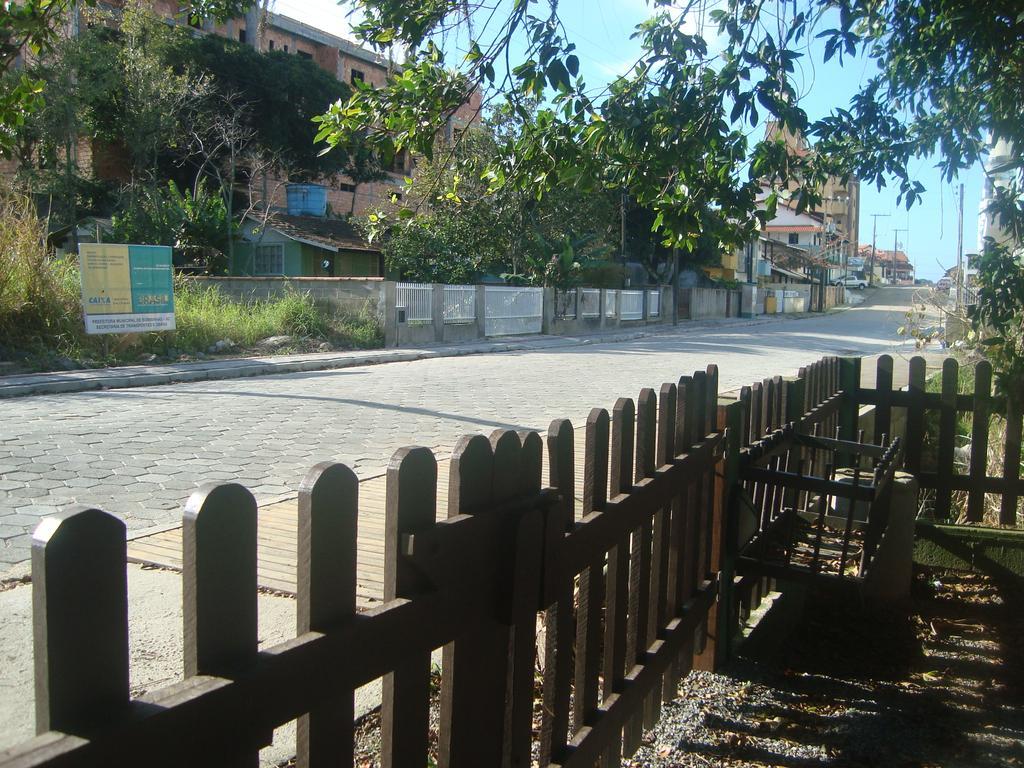 Chales No Centro De Bombinhas Exteriör bild