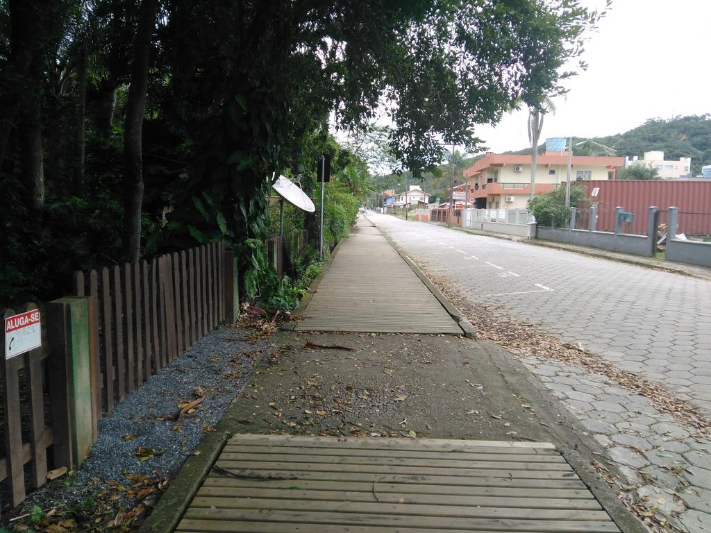 Chales No Centro De Bombinhas Exteriör bild